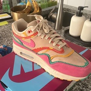 Nike air max 1 familia, men’s size 10.5 EXCELLENT CONDITION worn 2x only